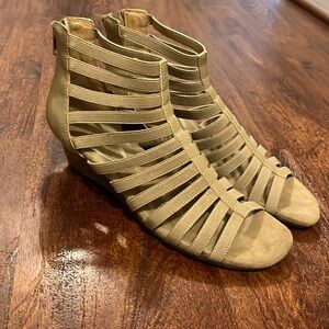 Aerosoles women’s nude Yet Plane style memory foam strappy wedges size 6